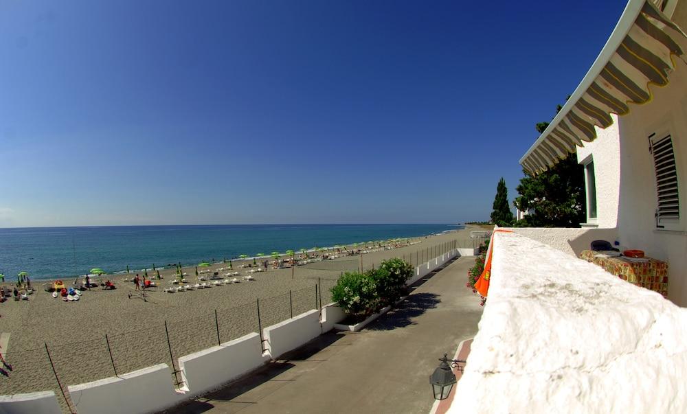 Hotel Villaggio Club Altalia Brancaleone Exterior photo